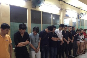 被拘留在派出所的疑似吸毒青年。（圖源：志石）