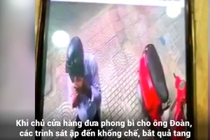 當店主向阿團移交紅包時，偵察員衝進去人贓俱獲，控制阿團押往派出所。（圖源：監控視頻截圖）