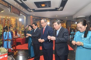 市領導上香緬懷歷代雄王。（圖源：越勇）