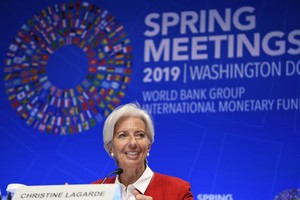 IMF總裁拉加德在新聞發佈會上講話。（圖源：新華社）