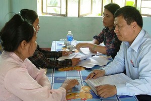 有權解決舉報的人是幹部、公務員、職工若違反《檢舉法》將被紀律處分或刑事遭受追究責任；若造成財物損失則須按國家法律規定賠償。（示意圖源：寶娟）