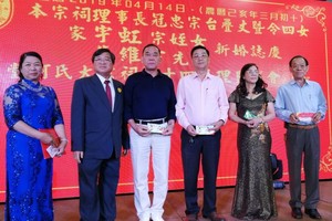 何冠忠先生（左二）向各華文中心捐贈善款。