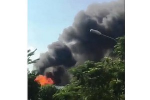 協平福變電站變壓站昨(15)日下午3時50分左右突然發生爆炸聲，隨後起火冒出滾滾濃煙。（圖源：民越）