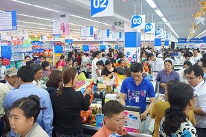 本市多家超市與購物中心於雄王始祖忌辰期間吸引大量顧客前往。（示意圖源：互聯網）