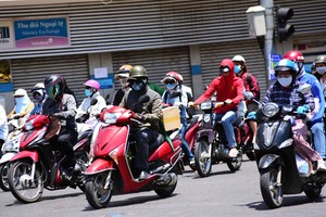 天氣酷熱民眾出外須穿外套、戴口罩防曬。（示意圖源：互聯網）