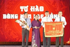 阮氏麗同志頒發錦旗給市民族歷史文化公園管委會。（圖源：市黨部新聞網）