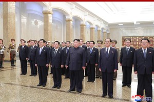 朝鮮國務委員會委員長金正恩（前中）15日率勞動黨和國家領導幹部參謁錦繡山太陽宮，紀念前領導人金日成誕辰107週年。（圖源：朝中社）