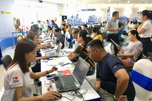 遊客在Saigontourist公司諮詢登記旅程。