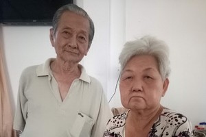 年紀大體力差的陳文三老伯在醫院照顧妻子，夫婦倆正為醫藥費發愁。