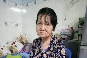 郭榮的身體虛弱無力，在別人的扶助下好不容易才能坐起身。