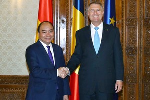 政府總理阮春福會見羅馬尼亞總統克勞斯‧約翰尼斯。（圖源：VGP）