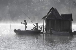 在大勒拍攝，引起輿論爭議的裸體婚照。