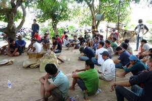 職能力量偵破“2合1”流動賭場，上百名賭客被當場抓獲。（圖源：雪絨）