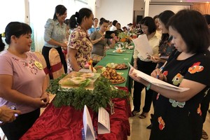 第十一郡華人婦女參加烹飪比賽。