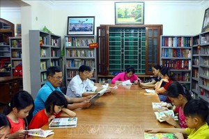 越南圖書協會主任阮友界強調：“為了發展閱讀運動，須提高群眾對書的角色的意識及閱讀習慣，此事須同步且連續地開展。”（圖源：越通社）