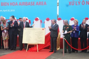 圖為邊和機場落葉劑處理項目動工儀式。（圖源：人民報）