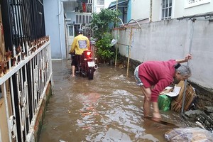 昨(20)日大勒市強降雨，再加上從上游留下的水來不及排走造成數十間民房被水淹。（圖源：段堅）
