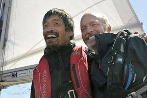 4月20日，日本盲人水手岩本光弘(左)成功以無靠岸方式橫渡太平洋，是首位達成這項壯舉的盲人。（圖源：路透社）