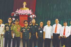 各位代表與華運武裝力量聯絡組組員合影。