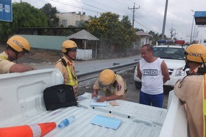 交警對超速駕駛的司機進行處罰。（圖源：阮榮）