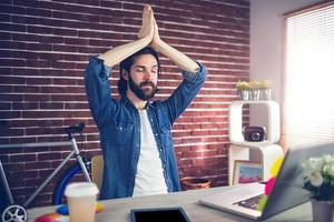 辦公室瑜伽有助緩解工作壓力。（示意圖源：互聯網）