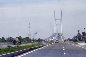 高領橋位於連接本市與九龍江平原的幹線。