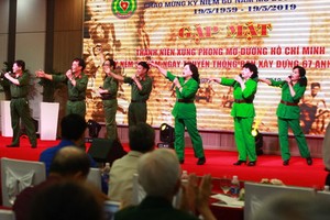 在紀念式上，原青年突擊隊員們一起唱響與重溫昔日英勇豪邁歲月的歌曲、回憶及難忘紀念。（圖源：晉力）