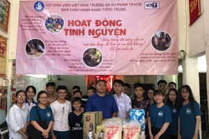 市師範大學中文系大學生“愛心”慈善團在第八郡“無名”孤兒收容所合照。