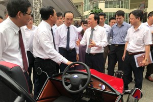 各代表參觀農業領域大學生製造的產品。（圖源：志慧）