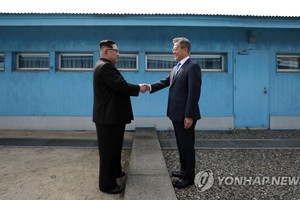 金正恩（左）與文在寅。（圖源：韓聯社）