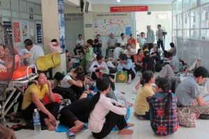 市衛生廳副廳長曾志尚：各所醫院絕對不得向病人家屬收費。（示意圖源：互聯網）