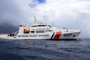 越中海警北部灣漁業聯合檢查。圖為我國8004號海警船。（圖源：藍江）