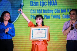 共青團市委副書記王青柳(左)與 市民族處宣傳科主任陳志偉(右)向華 人優秀青年頒獎。