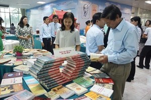 胡志明主席書籍展一瞥。（圖源：越通社）