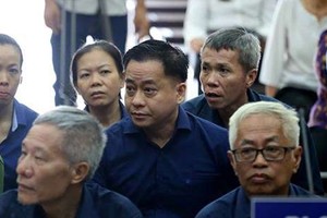 出庭受審的多名被告。（圖源：zing）