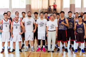 大亞Ａ隊(深色)對法國隊賽前合照。