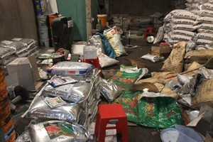 當場查獲的疑似假冒化肥。（圖源：淮商）