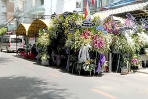 在本市多條街上仍經常看到在路邊搭棚影響交通安全的情況。