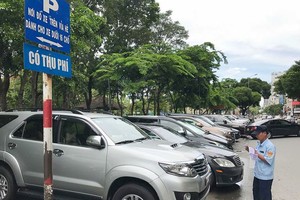 從5月1日起，在各存車場，青年突擊隊將代替第一、五和十郡的都市秩序力量，落實引導司機進出存車場工作。（圖源：輝盛）