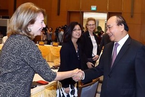 政府總理阮春福與各代表交談。（圖源：越通社）