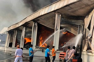 消防隊聞訊後趕抵現場控制火勢。（圖源：明心）