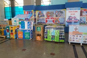 婦女們利用各種廢棄物製造的垃圾桶。