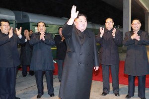 4月24日，朝鮮官員為金正恩（中）舉行歡送儀式。（圖源：路透社）