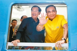 泰國總理帕拉育（右）和柬埔寨總理洪森（左）21日一起搭乘列車，抵達柬埔寨波比鎮。 （圖源：EPA）