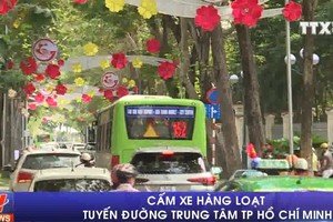 為確保南方解放與祖國統一44週年與“五.一”國際勞動節133週年紀念的藝術表演節目服務的交通安全秩序，市中心多條街道交通管制。（圖源：越通社視頻截圖）