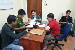 公安員向涉案參賭者錄取供述。（圖源：公安部）