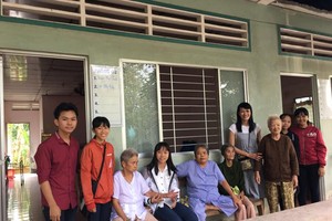 阮氏明心老師（右四）和一心慈善組前往看望孤獨無靠的老人。