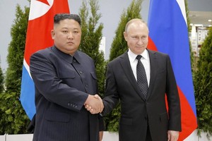 當地時間25日，俄羅斯總統普京（右）與朝鮮最高領導人金正恩在俄羅斯符拉迪沃斯托克舉行首次會晤。（圖源：AP）