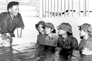 第九軍區司令黎德英同志看望戰士們。