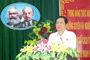 黨中央書記、越南祖國陣線中央委員會主席陳清敏在接觸會上回答選民的詢問。